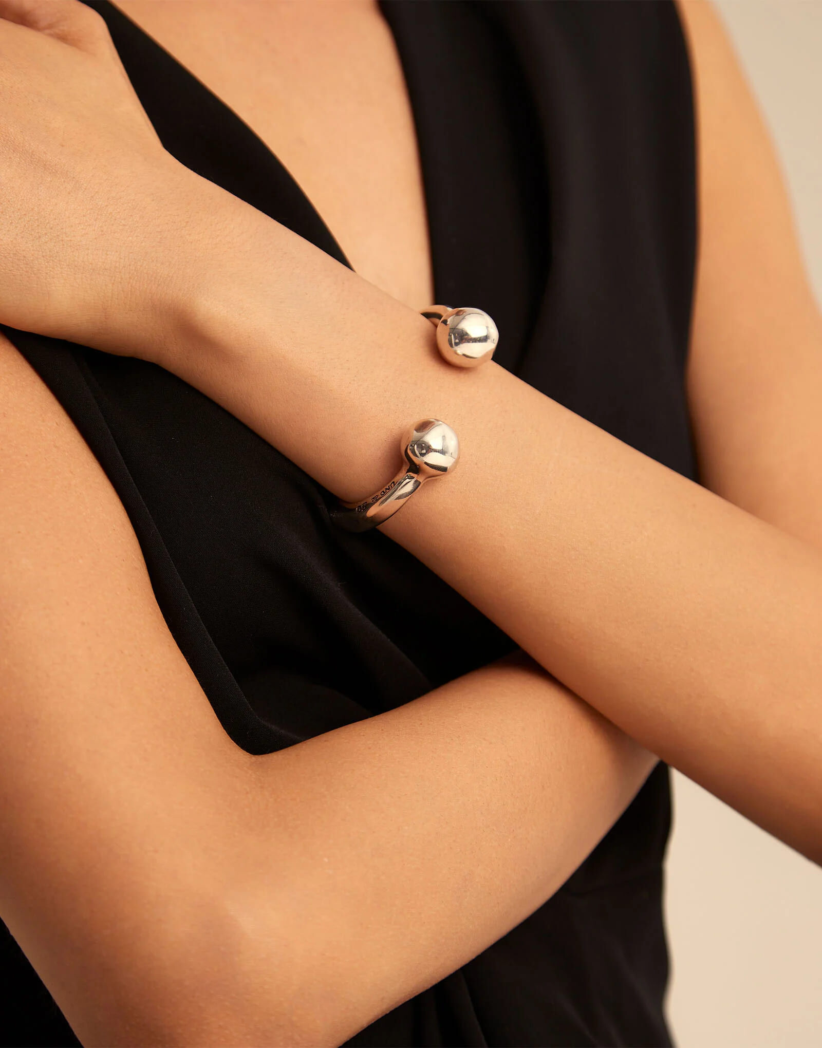 Pulsera r&iacute;gida con tres bolas ba&ntilde;adas en plata de ley